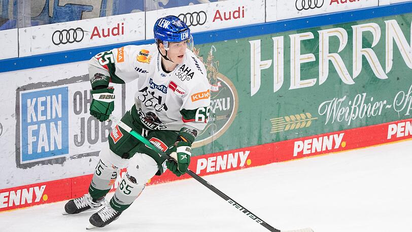 Niklas Länger von Augsburg spielt den Puck.