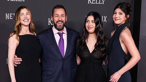 Mit Ehefrau Jackie (l.) ist Adam Sandler seit 2003 verheiratet. Die beiden sind stolze Eltern von Sadie und Sunny (r.).
