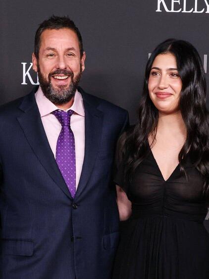 Mit Ehefrau Jackie (l.) ist Adam Sandler seit 2003 verheiratet. Die beiden sind stolze Eltern von Sadie und Sunny (r.).