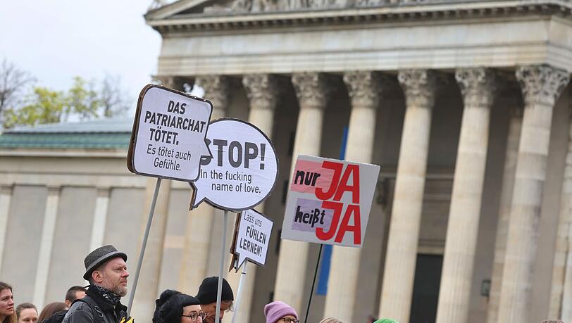 Demonstranten protestieren gegen sexualisierte Gewalt.