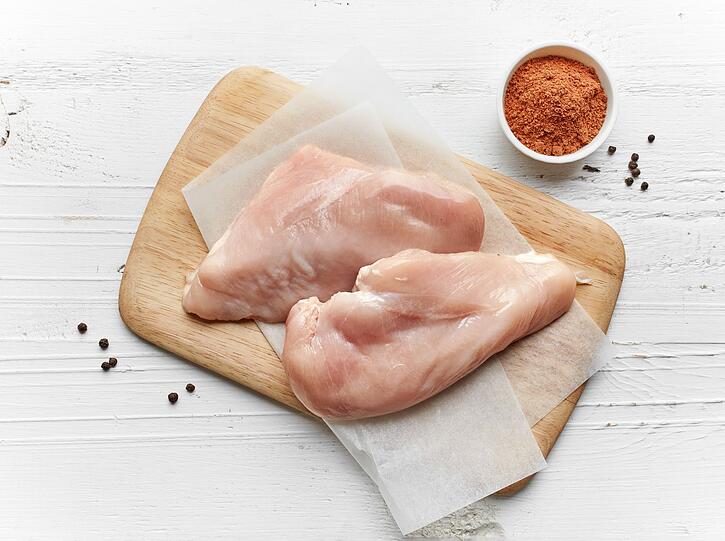 Hähnchen oder Pute schmecken besser mit Gewürzen wie Paprika, Zwiebel, Knoblauch, Selleriewurzel, Majoran, Rosmarin, Bohnenkraut, Petersilienblätter, Oregano oder Thymian. Um das Geschmackserlebnis noch zu intensivieren, kann man Geflügelfleisch mindestens acht Stunden oder auch über Nacht im Kühlschrank in einer Marinade aus Kräutern und Öl ziehen lassen. Hähnchen oder Pute schmecken besser mit Gewürzen wie Paprika, Zwiebel, Knoblauch, Selleriewurzel, Majoran, Rosmarin, Bohnenkraut, Petersilienblätter, Oregano oder Thymian. Um das Geschmackserlebnis noch zu intensivieren, kann man Geflügelfleisch mindestens acht Stunden oder auch über Nacht im Kühlschrank in einer Marinade aus Kräutern und Öl ziehen lassen.