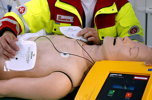 Ein Defibrillator wird vorgeführt (Symbolbild)