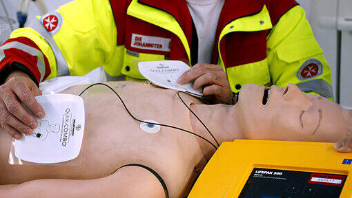 Ein Defibrillator wird vorgeführt (Symbolbild) Ein Defibrillator wird vorgeführt (Symbolbild)