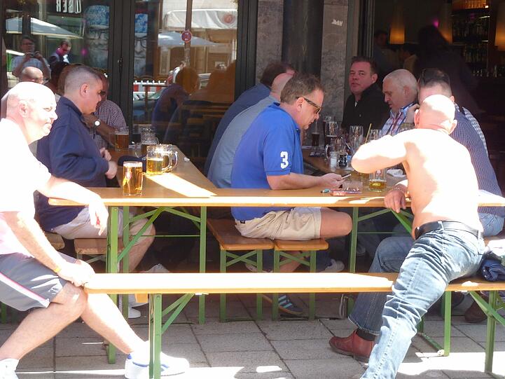 Nicht so vorbildlich: Nachmittags beim Roxy gibt es das Bier auch am Samstag in Gläsern. Erst abends werden es Becher.