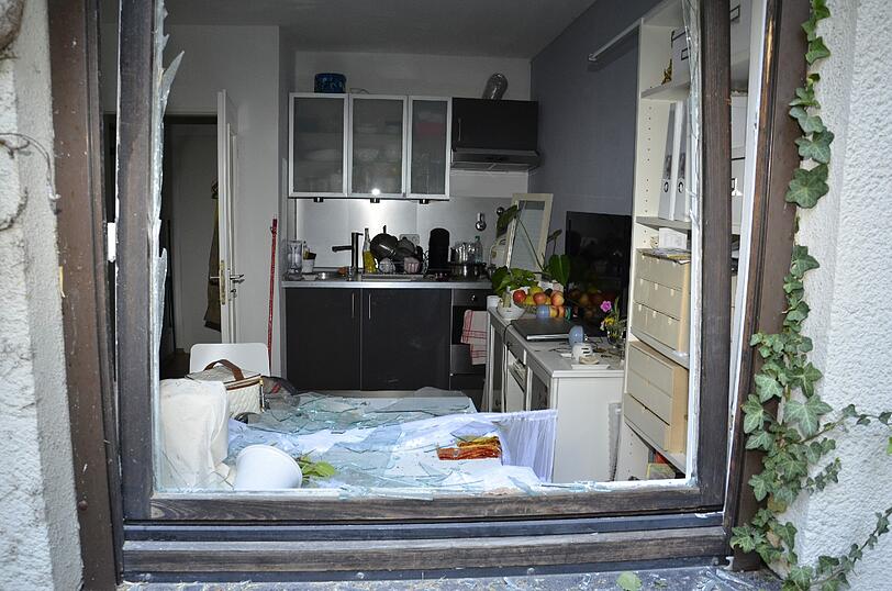 Schwabing am Tag nach der Bombensprengung: Die Spuren der Detonation sind deutlich zu erkennen, teilweise hat sie schwere Schäden verursacht. Derzeit werden die Schäden an den Gebäuden der Umgebung erfasst.