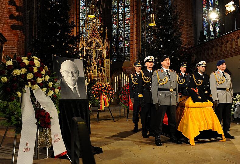 Trauerfeier in Uelzen für Peter Struck - die Bilder aus der St. Marien-Kirche