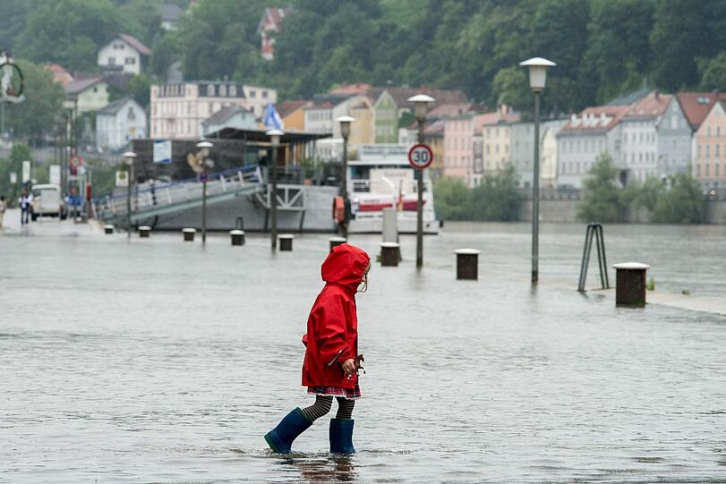 Der Pegelstand der Donau in Passau steigt und steigt. So wappnen sich die Anwohner gegen die Wassermassen.