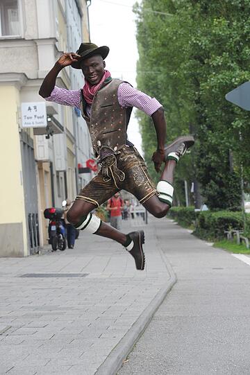 TRACHTENFRAGE: Was zieh ich bloß auf die Wiesn an? Die Promis machen sich so ihre Gedanken. So wie Papis Loveday.