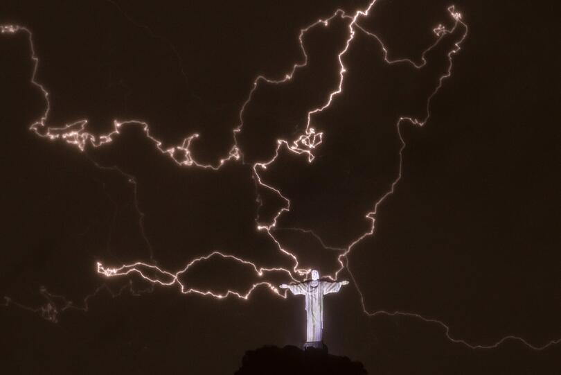 Blitzeinschlag in die Touristenattraktion: Auf dem Berg Corcovado steht die Christus-Statue Cristo Redentor.