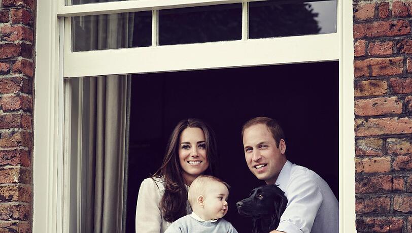 Herzogin Kate und Prinz William mit ihrem Sohn George und Hund Lupo. Der Thronfolger und seine Frau erwarten im April ihr zweites Kind.