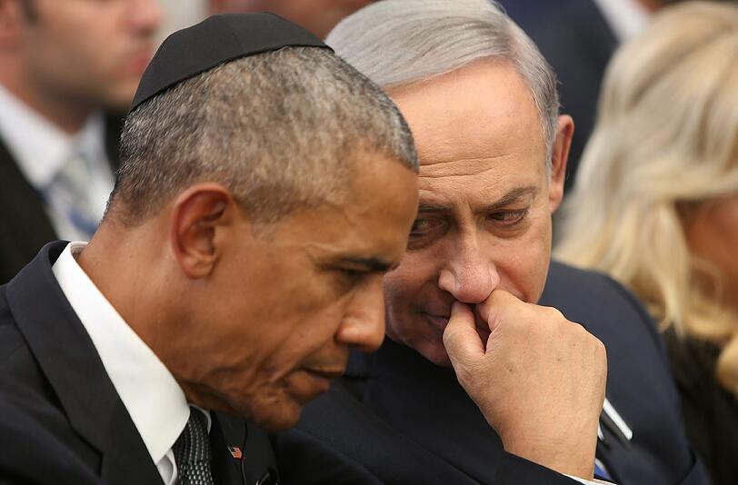Barack Obama und Benjamin Netanjahu nehmen an der Trauerfeier teil. Foto: Menahem Kahana