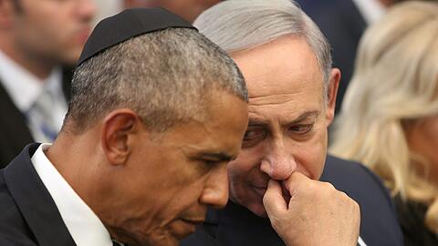 Barack Obama und Benjamin Netanjahu nehmen an der Trauerfeier teil. Foto: Menahem Kahana