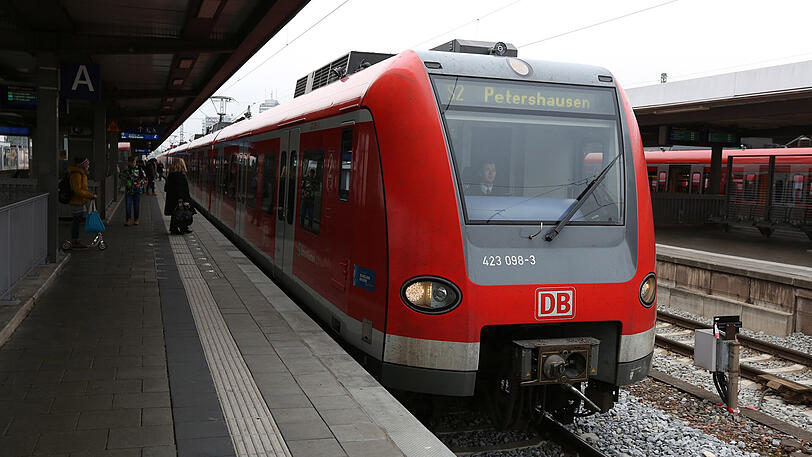 Mit dieser Bahn geht&rsquo;s quer durch die Stadt.