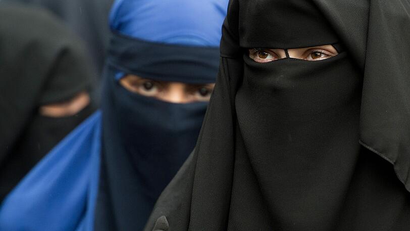 Die Verschleierung mit Burka oder Nikab soll in Bayern insbesondere im öffentlichen Dienst verboten werden. (Symbolfoto)