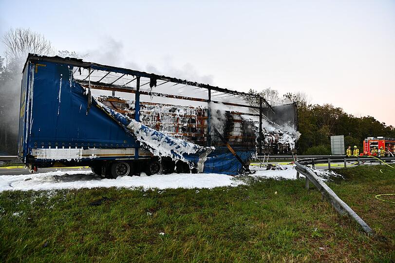Der Anlieger des Lkw brannte vollständig aus - Bilder vom Löscheinsatz.