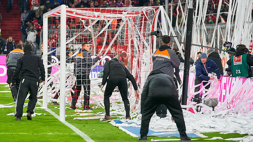 Fans des FC Bayern werfen vor Beginn der zweiten Halbzeit des Bundesligaspiels gegen den 1. FC Nürnberg am 8. Dezember 2018 auf ganzer Breite hunderte Papierrollen auf das Spielfeld.