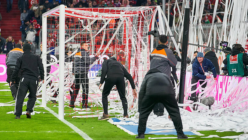 Fans des FC Bayern werfen vor Beginn der zweiten Halbzeit des Bundesligaspiels gegen den 1. FC Nürnberg am 8. Dezember 2018 auf ganzer Breite hunderte Papierrollen auf das Spielfeld. Fans des FC Bayern werfen vor Beginn der zweiten Halbzeit des Bundesligaspiels gegen den 1. FC Nürnberg am 8. Dezember 2018 auf ganzer Breite hunderte Papierrollen auf das Spielfeld.