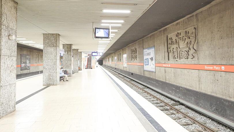Weil noch während der Anfahrt eine qualmende Bahn im Bereich des Bahnsteiges gemeldet worden sei, erhöhte die Feuerwehr die Alarmstufe umgehend. (Archivbild)