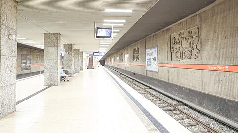 Weil noch während der Anfahrt eine qualmende Bahn im Bereich des Bahnsteiges gemeldet worden sei, erhöhte die Feuerwehr die Alarmstufe umgehend. (Archivbild)