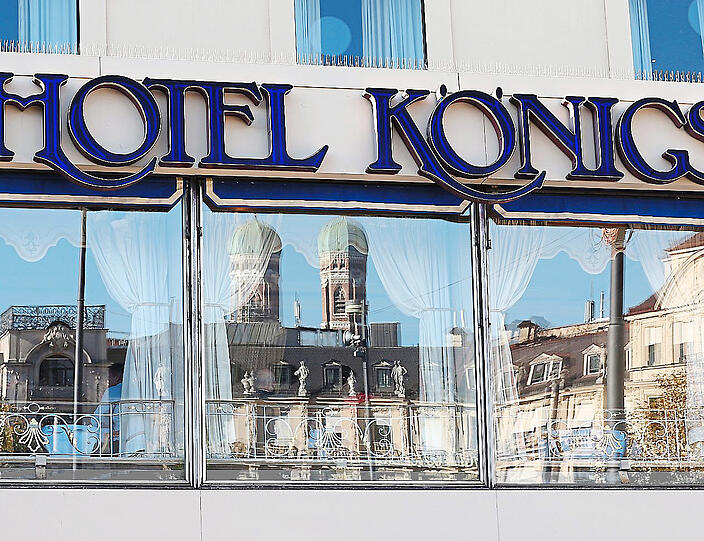 Königshof: Im Restaurant-Fenster spiegelt sich die Frauenkirche.