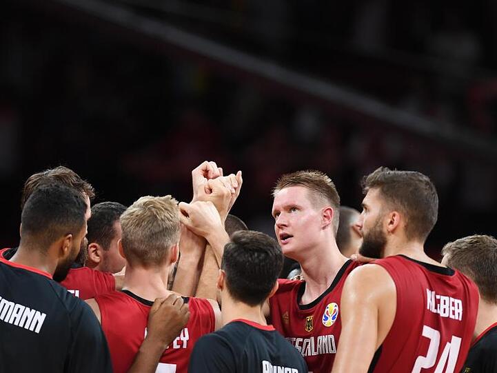 Die deutschen Basketballer müssen gegen die Dominikanische Republik unbedingt gewinnen.