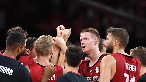 Die deutschen Basketballer müssen gegen die Dominikanische Republik unbedingt gewinnen.