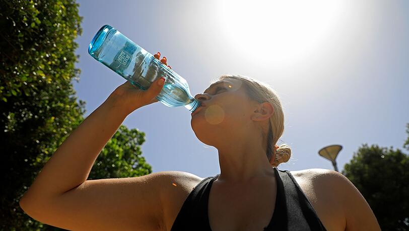 Bei Kreislaufproblemen wegen Hitze: Viel Wasser trinken (Symbolfoto)