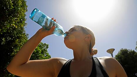 Bei Kreislaufproblemen wegen Hitze: Viel Wasser trinken (Symbolfoto)