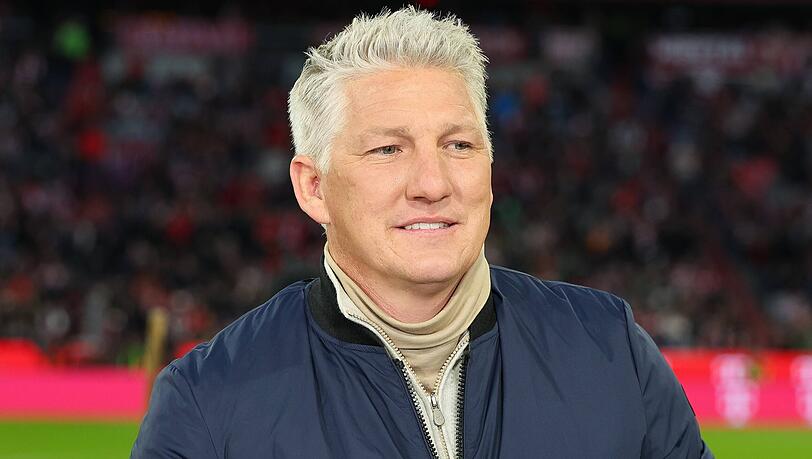 Bastian Schweinsteiger hat Probleme, einen ehemaligen Spieler des FC Bayern München zu erkennen. Bastian Schweinsteiger hat Probleme, einen ehemaligen Spieler des FC Bayern München zu erkennen.