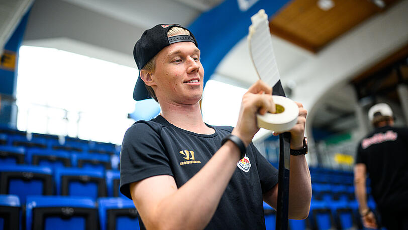 Elis Hede tapet vor dem Testspiel des EHC Red Bull M&uuml;nchen in Linz am vergangenen Sonntag seinen Schl&auml;ger.