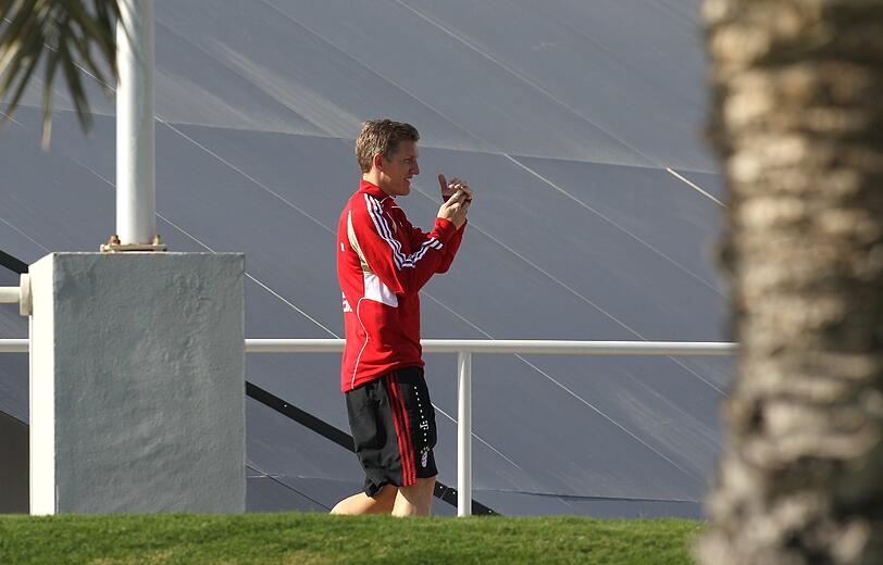 Auch Rafinha ist inzwischen in Doha angekommen. Am Donnerstag steht ein weiteres Testspiel auf dem Programm. Die Bilder von Tag 3 des Bayern-Trainingslagers.