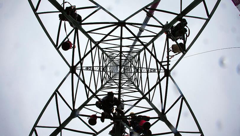 Ein Arbeiter prallte beim Rangieren auf einem Feld gegen einen Strommast und drehte so mehreren Gemeinden den Saft ab. (Symbolbild) Ein Arbeiter prallte beim Rangieren auf einem Feld gegen einen Strommast und drehte so mehreren Gemeinden den Saft ab. (Symbolbild)