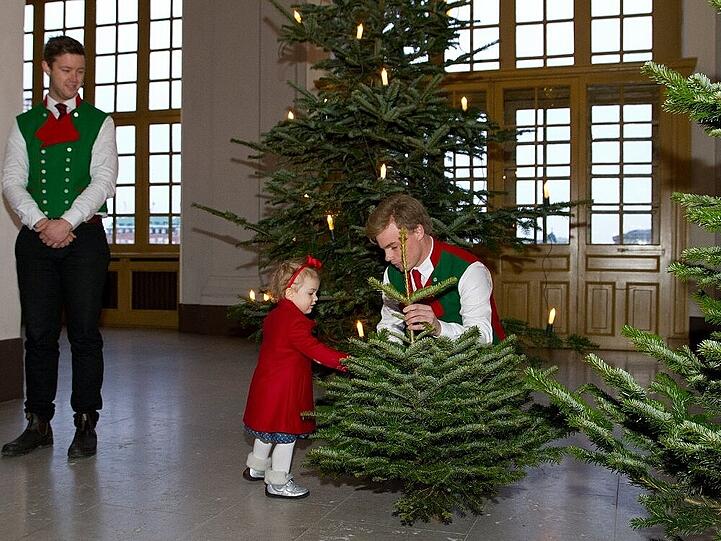 Prinzessin Estelle inspiziert die Christbäume