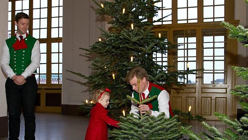 Prinzessin Estelle inspiziert die Christbäume Prinzessin Estelle inspiziert die Christbäume