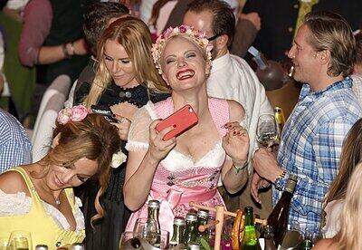 Auch Franziska Knuppe kam im Dirndl.