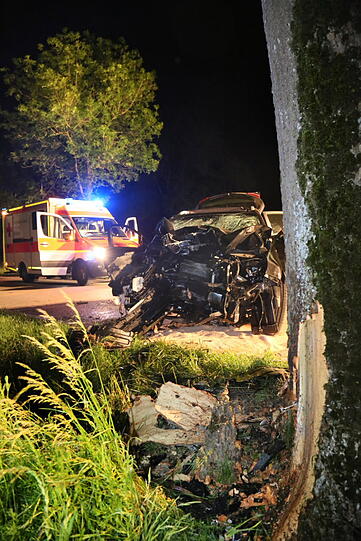 Tödlicher Unfall: In der Alleestraße vor der Ortschaft Tüßling ist ein 55-jähriger Mann mit seinem Pkw auf gerader Fahrbahn nach rechts von der Straße abgekommen und gegen einen Baum geprallt. Die Bilder.