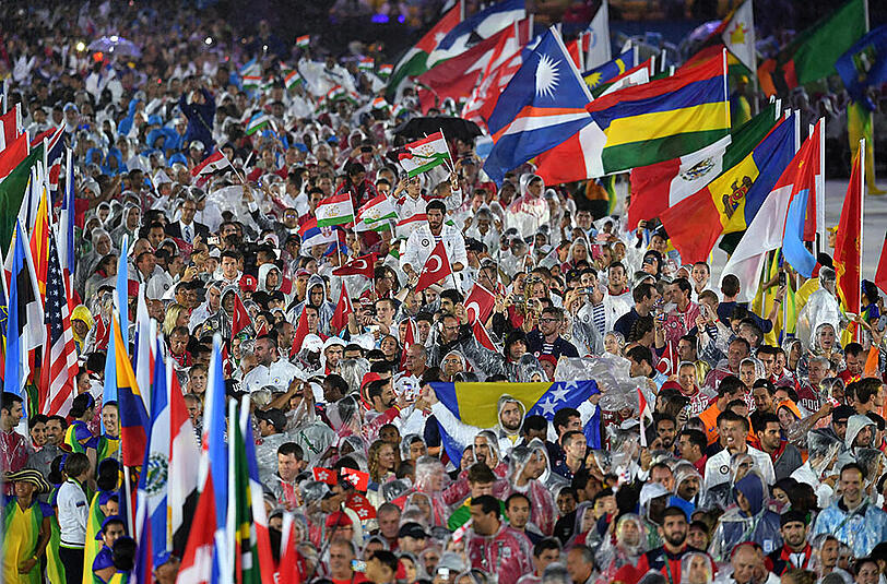 Die Bilder der knallbunten und komplett verregneten Abschlussfeier der olympischen Spiele von Rio.