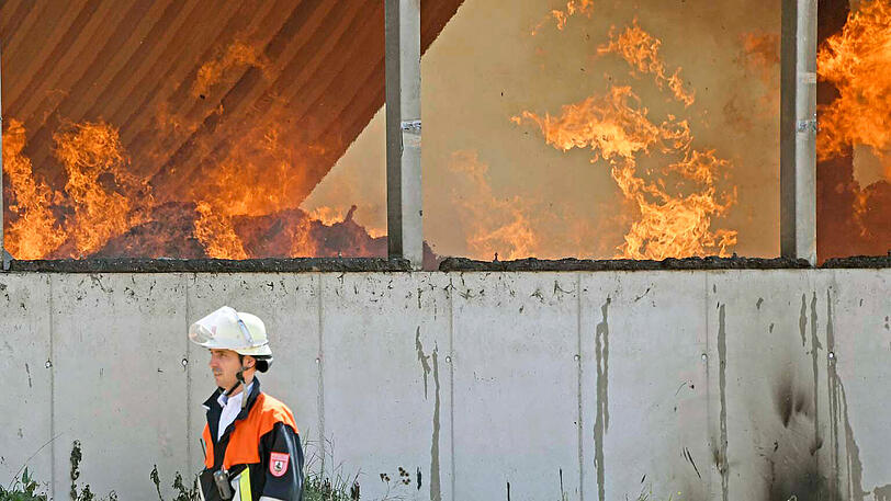 Die Lagerhalle einer Kompostieranlage in Hergolding (Gemeinde Vaterstetten) ist niedergebrannt.