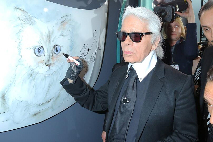 3. Februar 2015: Karl Lagerfeld signiert ein Bild seiner geliebten Katze Choupette - im Rahmen der Vernissage zur Lagerfeld-Opel-Ausstellung in Berlin.