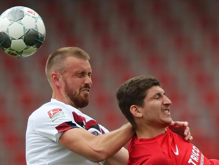 Der Nürnberger Asger Sörensen (l) und Bochums Vitaly Janelt gehen beide zum Kopfball.