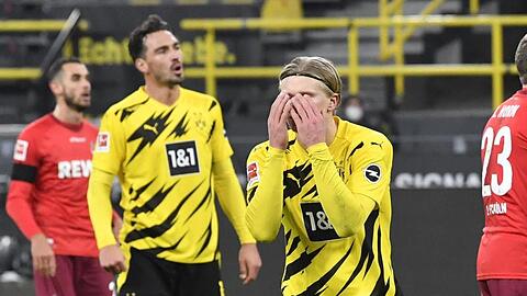 Dortmunds Erling Haaland (M) reagiert nach einer vergebenen Chance. Der BVB leistete sich gegen Köln den nächsten Ausrutscher.