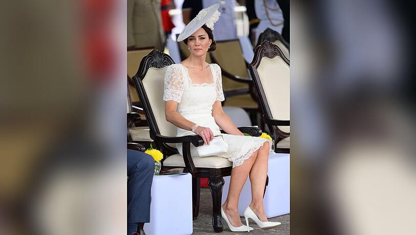 Herzogin Kate in ihrem weißen Spitzenkleid auf Jamaika.