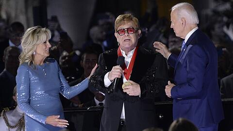 Elton John (M.) erhielt von Jill und Joe Biden die National Humanities Medal.