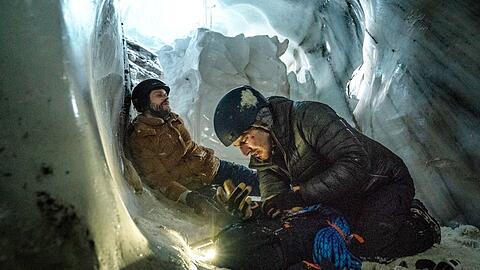"Die Bergretter: Dieses eine Leben": Bei ihrer Auseinandersetzung sind Björn Müller (Philip Birnstiel, l.) und Philipp Wolf (Martin Bruchmann) in eine Eishöhle gerutscht.