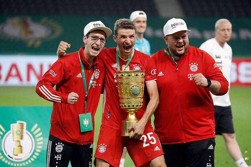 Thomas Müller mit dem DFB-Pokal im Jahr 2020.