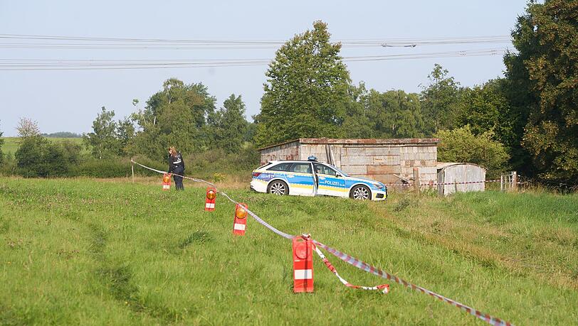 Die Polizei hat ein Gebiet nach dem Fund einer Leiche abgesperrt.