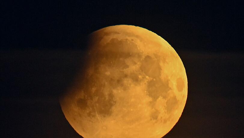 Bei einer Mondfinsternis leuchtet der Mond rötlich. (Archivbild)