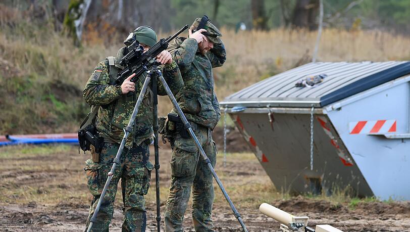 So kann Drohnenabwehr aussehen: Hier bringen sich Soldaten nach einer Drohnensichtung in Stellung. (Archivbild)