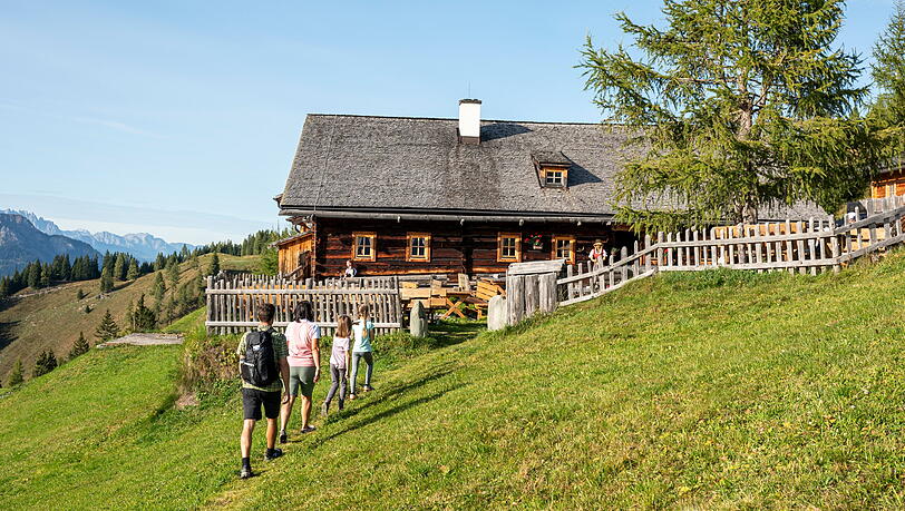 Unter fachkundiger Anleitung werden mit dem Angebot von BERG-GESUND wöchentlich bis zu 10 geführte Outdoor-Aktivitäten angeboten, darunter Yoga-Wanderungen, Klettern und Gipfeltouren. Unter fachkundiger Anleitung werden mit dem Angebot von BERG-GESUND wöchentlich bis zu 10 geführte Outdoor-Aktivitäten angeboten, darunter Yoga-Wanderungen, Klettern und Gipfeltouren.
