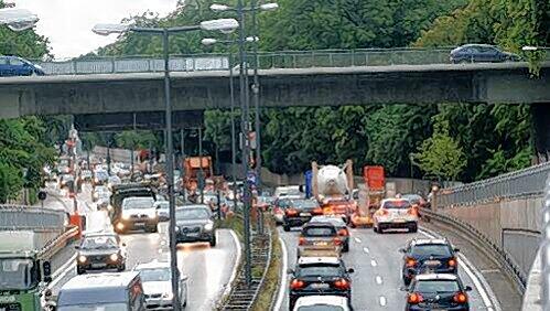 In Münche fahren immer mehr Autos. In Münche fahren immer mehr Autos.